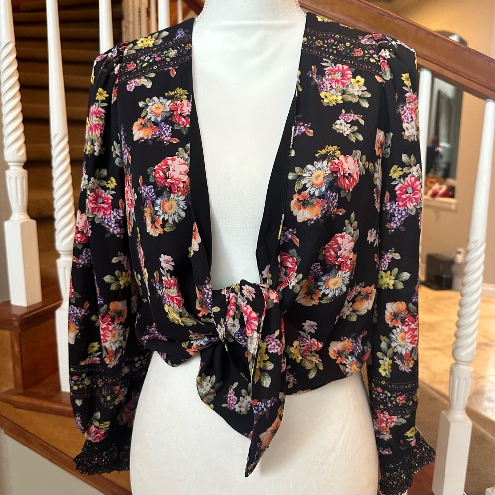 ALICE + OlLIVIA $350 new with tags size medium black floral shirt, jacket